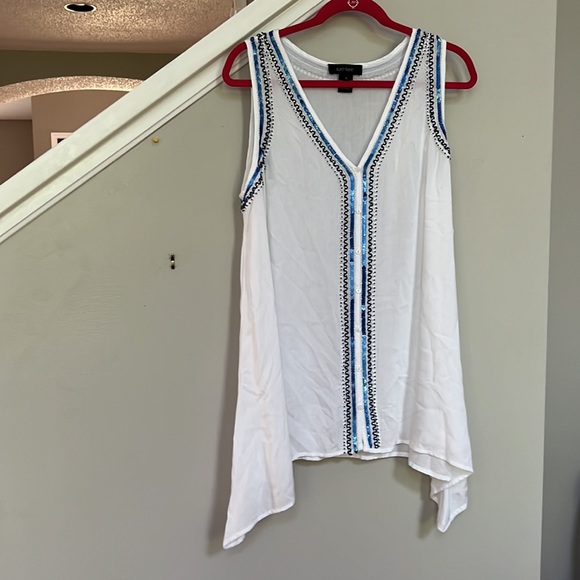 Karen Kane Beaded V-Neck Sleeveless Sharkbite Hem Tank Top - Picture 6 of 12